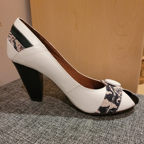 Jeffrey Campbell white with animal print high heels - Picture 3 of 3